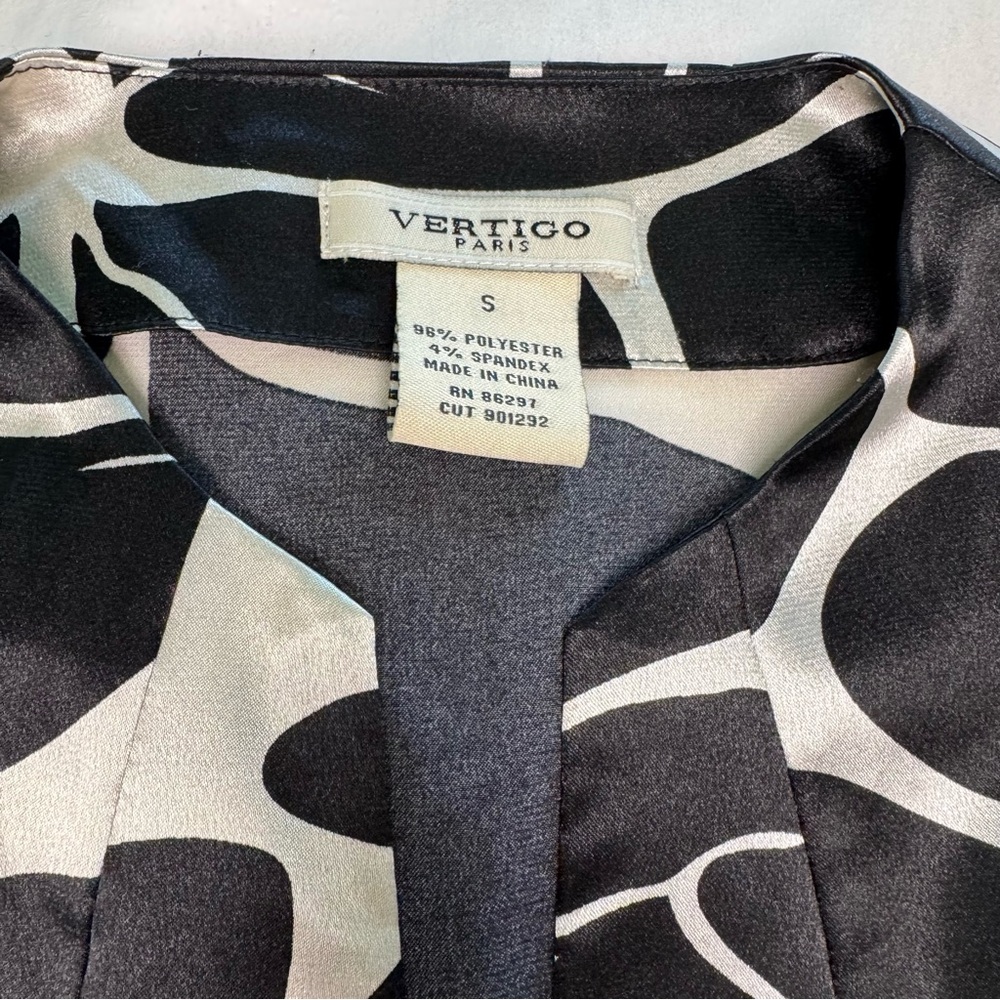 Vertigo Paris Black and White Blouse with Cap Sleeves - Picture 3 of 5